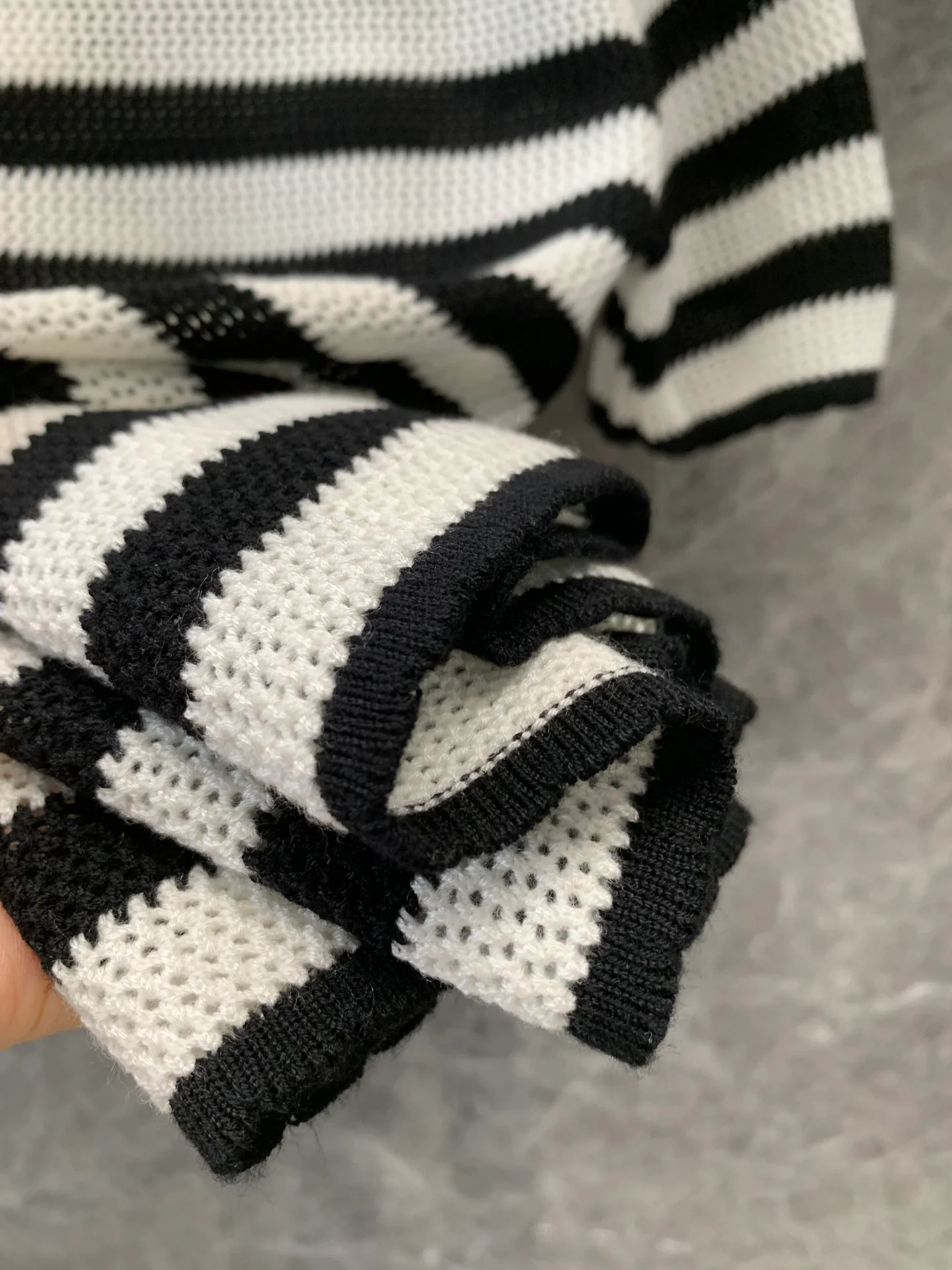 Celine - 2404 - 24ss Новинка ранней весны - Вязаный полосатый топ с короткими рукавами и волнистым воротником