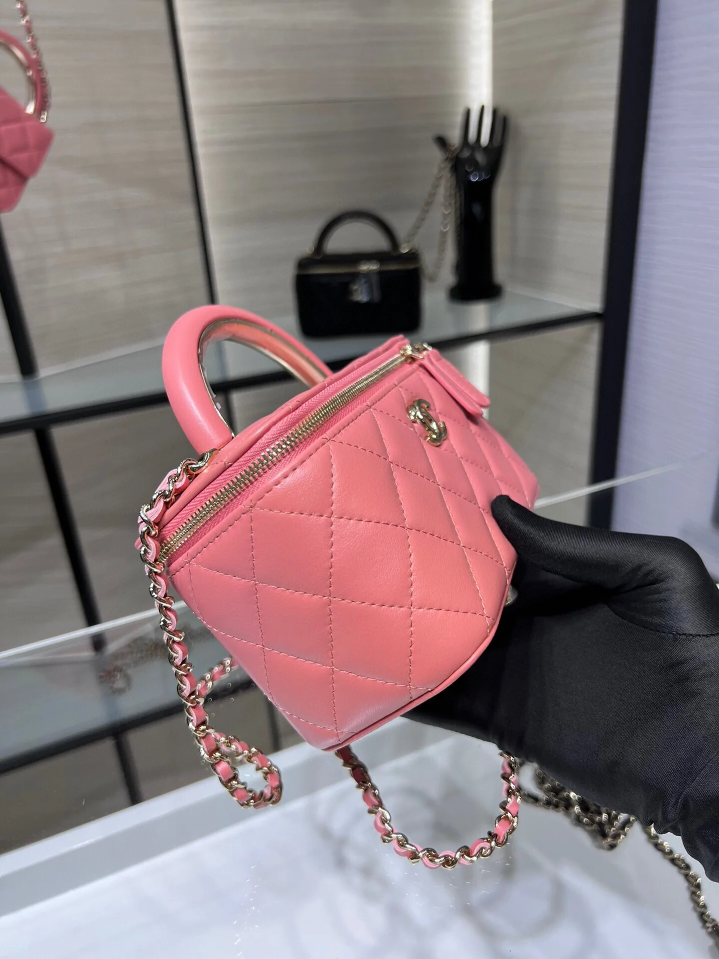 Сумочка для помады Chanel Métiers d'Art 2022 — квадратная, розовая, из овечьей кожи.