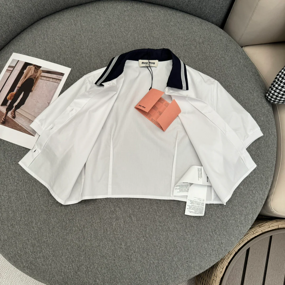 Miu Miu - 2404 - 24 Весна/Лето Новинка Комплект из белой рубашки и юбки из хлопкового поплина в темно-синем стиле