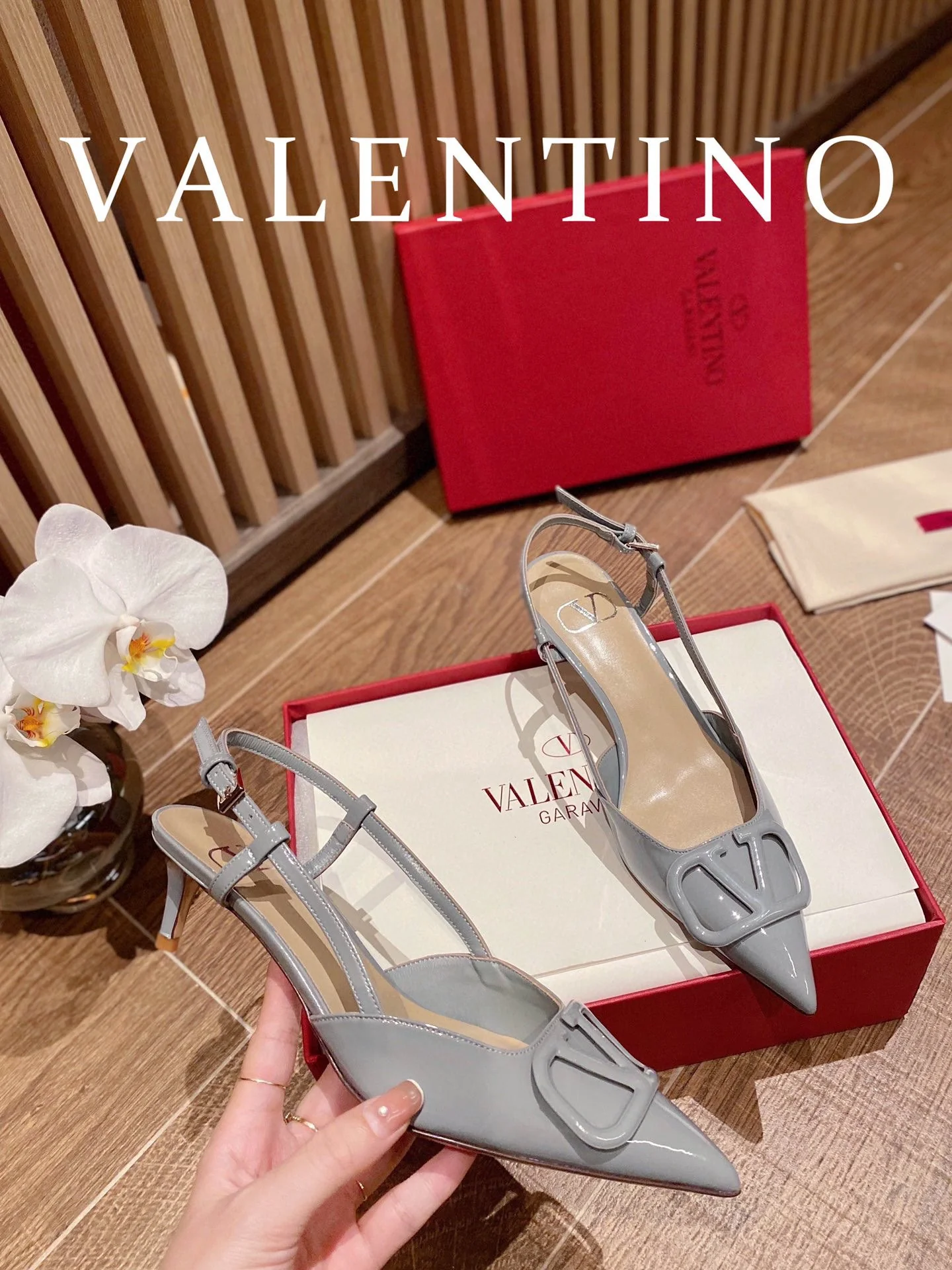 Туфли Valentino на каблуке с V-образной пряжкой из бронзы и открытой пяткой — серые.