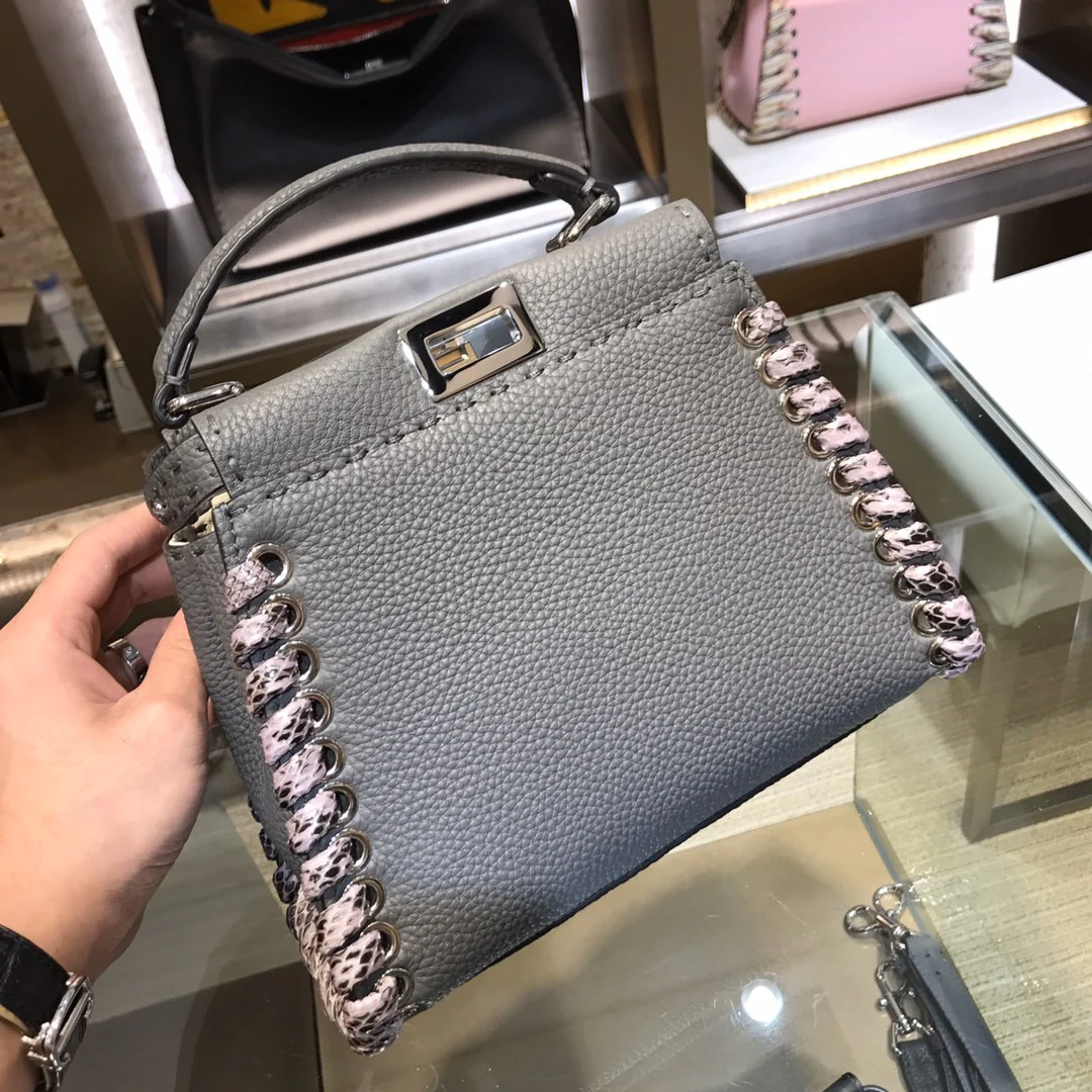 Мини-сумочка Fendi Peekaboo из серой кожи