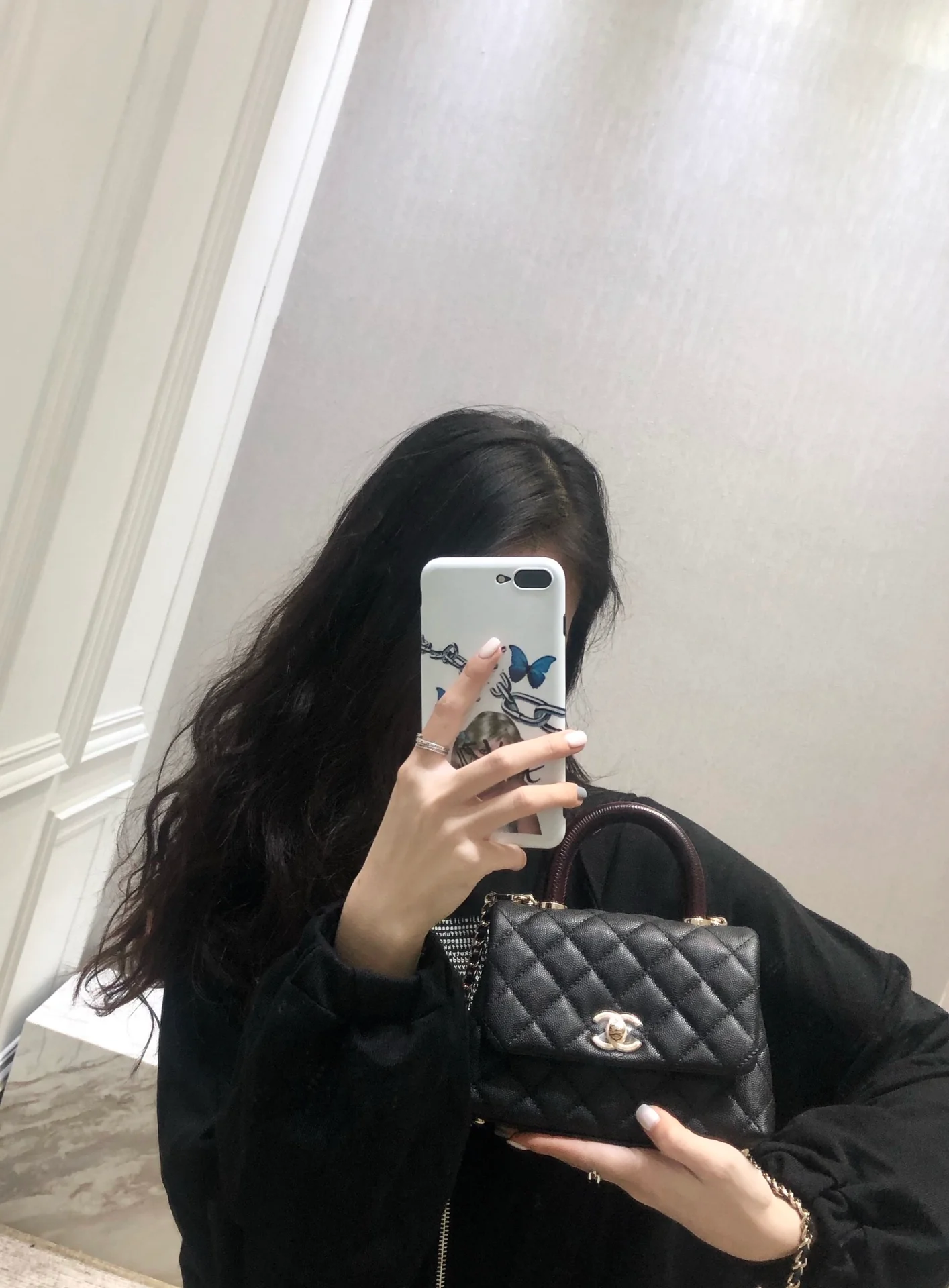 Мини-сумка Chanel Coco Handle — черная зернистая телячья кожа с бордовым ремешком на запястье — пряжка из светлого золота.