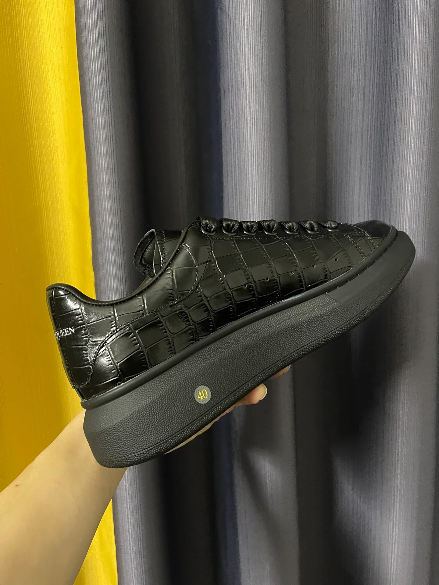 Классические белые кроссовки McQueen - унисекс - с черным крокодиловым рисунком