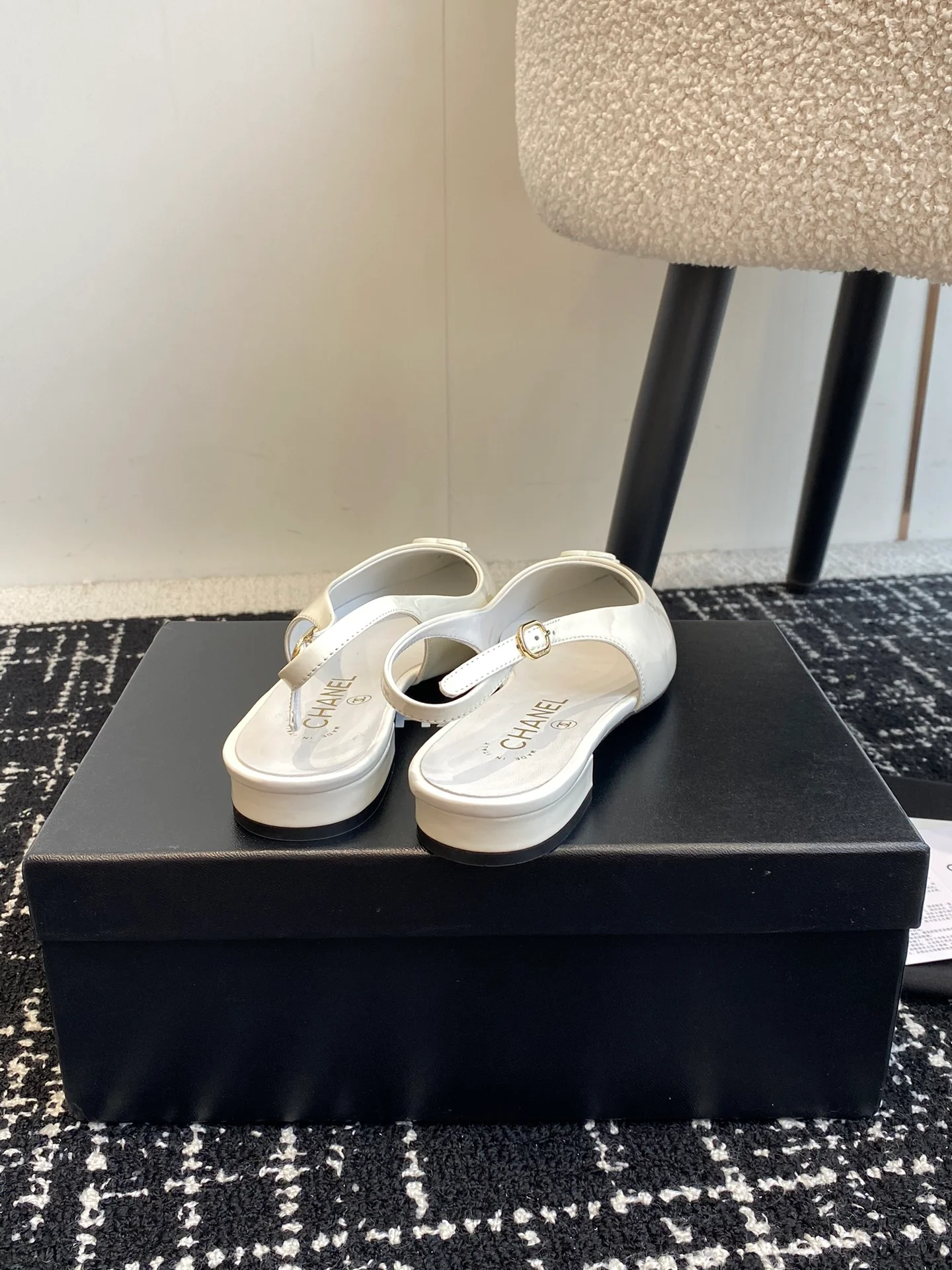 Сандалии Chanel 2025 с острым носком и открытой пяткой - белые