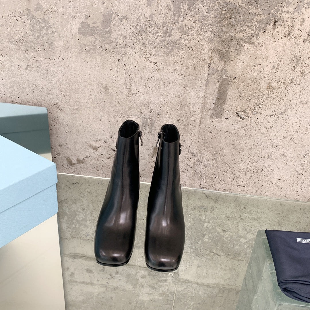 Новинки Prada осень/зима 2022 — серия с треугольным логотипом — ботильоны.