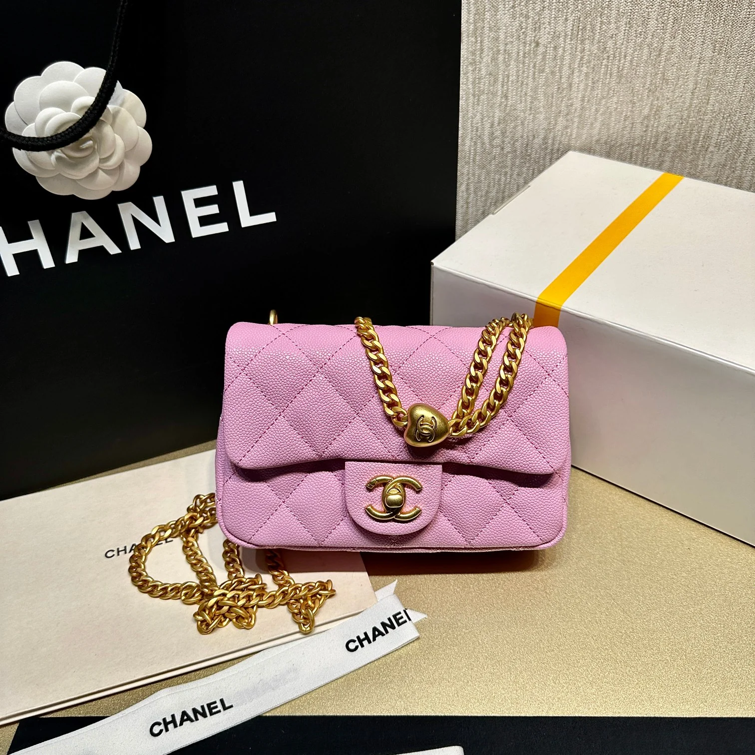 Новинка сезона весна/лето 2023 от Chanel - сумка CF Heart с регулируемой пряжкой и цепочкой - телячья кожа с текстурой 