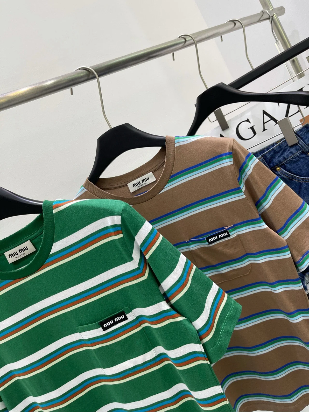 Футболка Miu Miu 2404 в ретро-полоску с карманом и коротким рукавом - зеленая