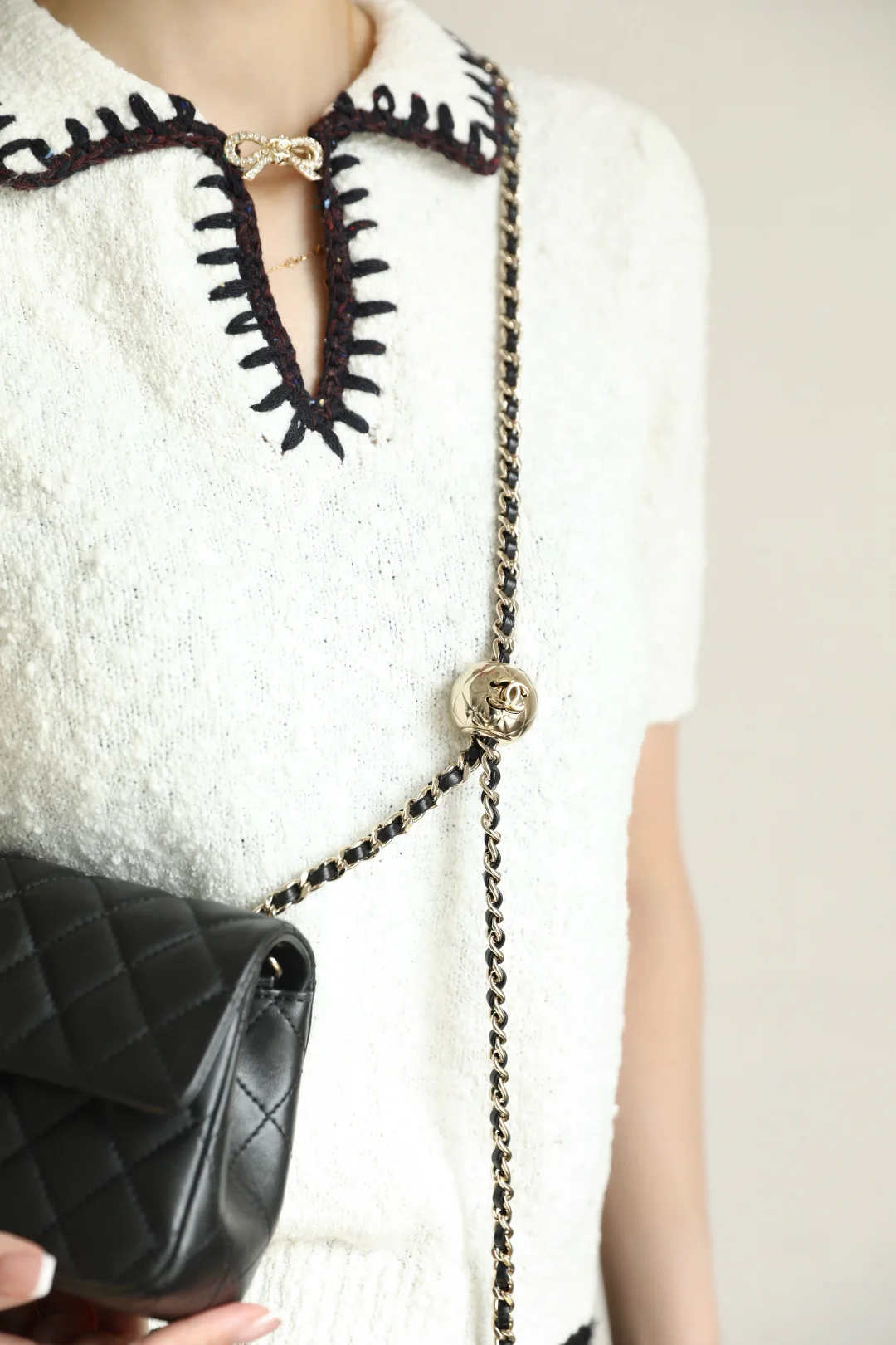 Застежка-пряжка Chanel из 25-каратного золота с регулируемой пряжкой - большая мини-версия - черная с пряжкой из светлого золота.