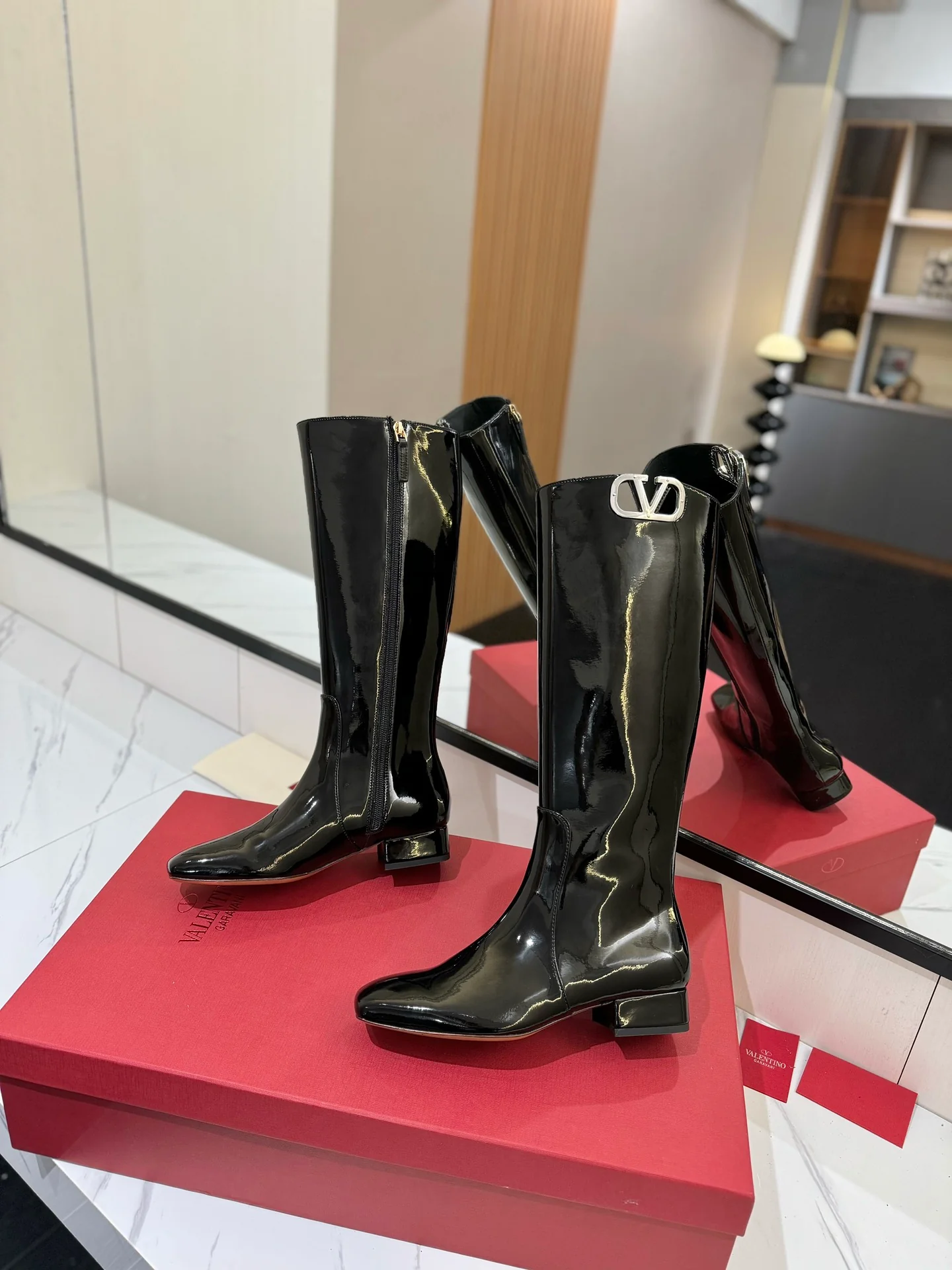 Кожаные сапоги Valentino 2024 - черные