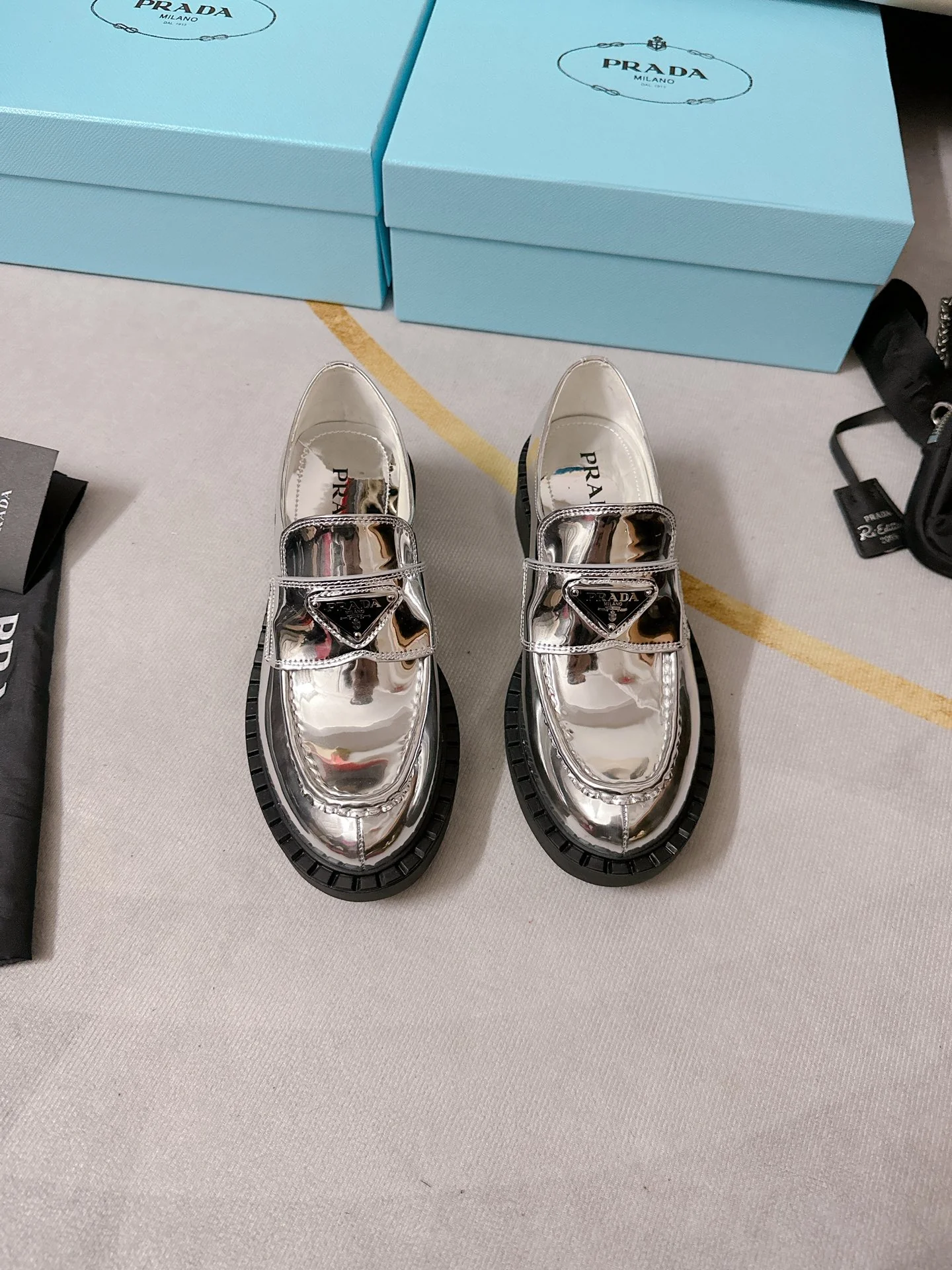 Повседневные кожаные туфли Prada на платформе с разрезом по низу – в стиле Лю Вэнь.