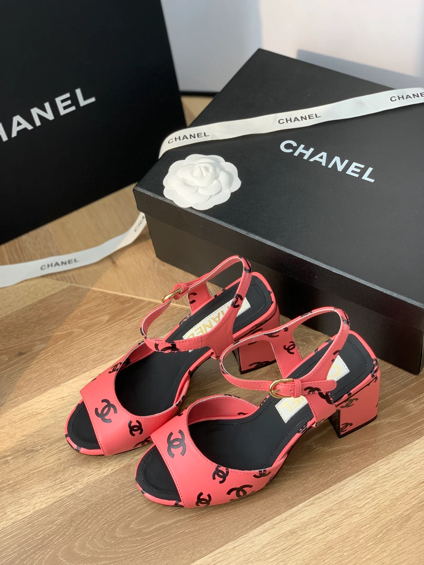 Сандалии Chanel на массивном каблуке