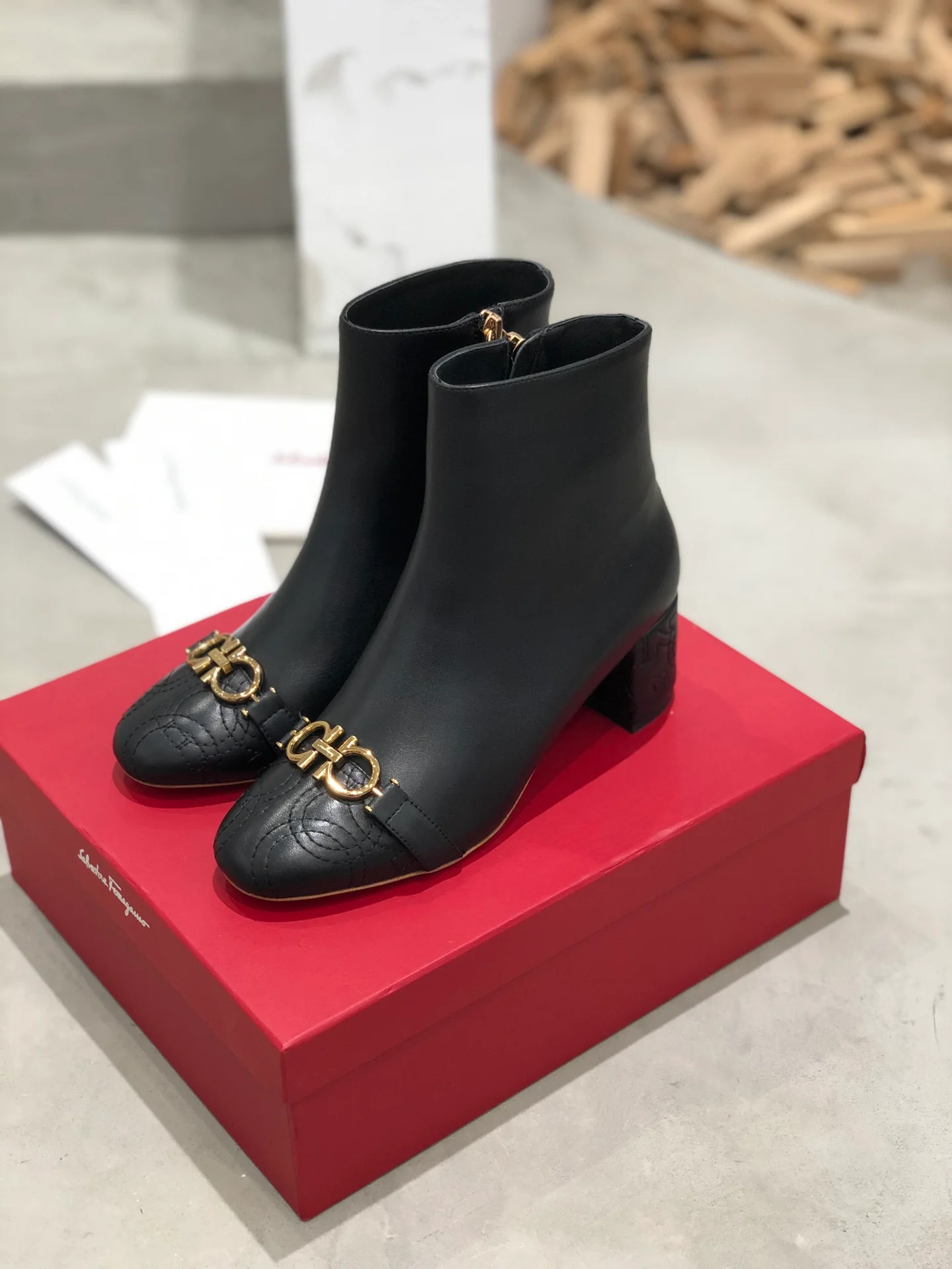 Salvatore Ferragamo - Осень/Зима 2022 - Ботильоны Gancini на массивном каблуке с пряжкой в ??виде подковы