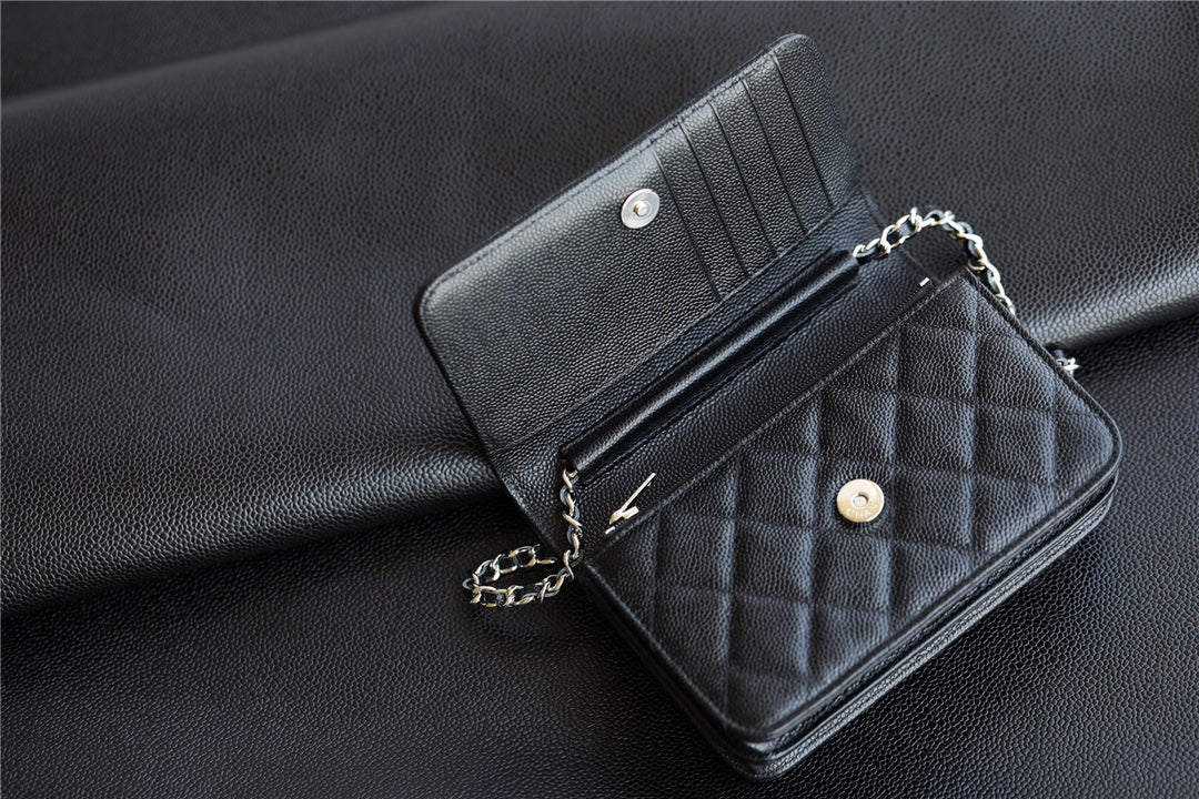 Мини-кружка Chanel WOC из черной кожи личи с серебряной пуговицей