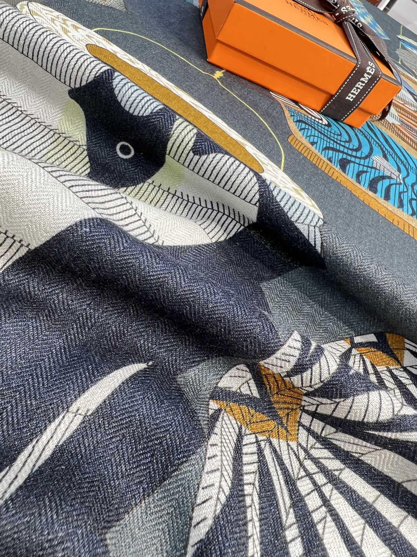 Большой двусторонний бархатный шарф Hermes - 140 см - 003