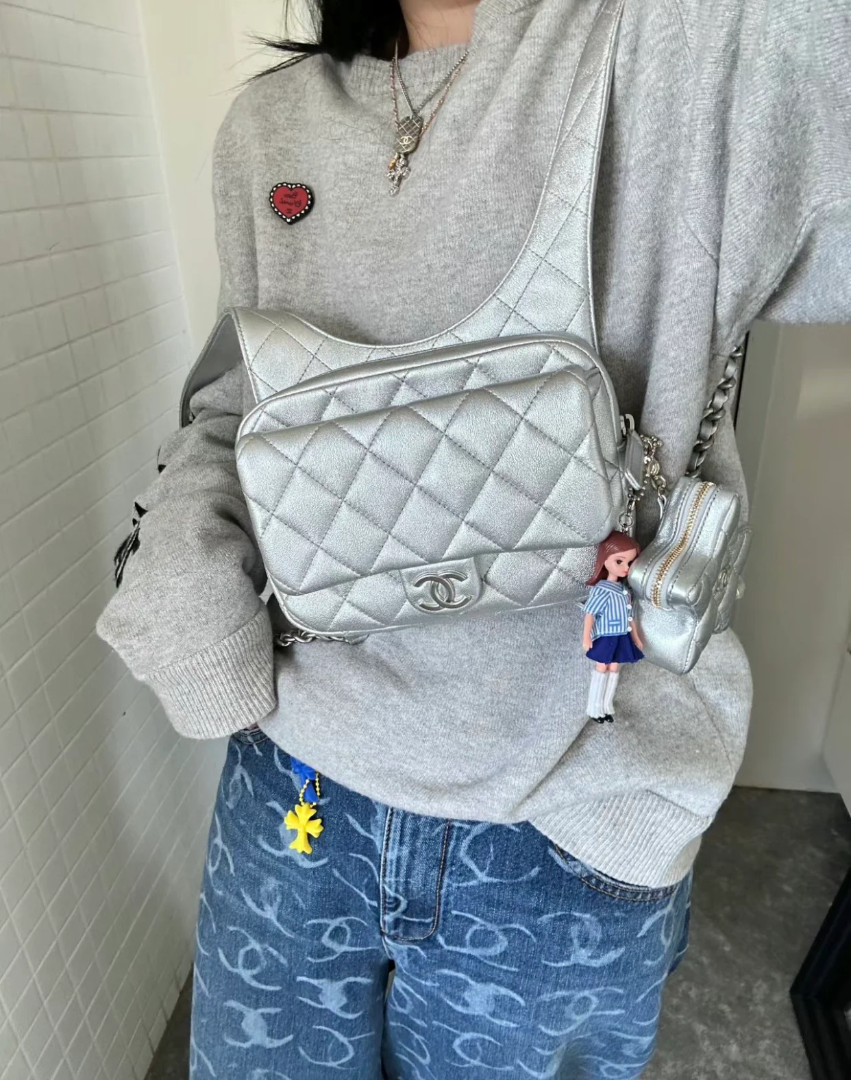 Новая коллекция Chanel весна/лето - сумка-хобо - сумка-мессенджер в стиле хиппи - серебристая