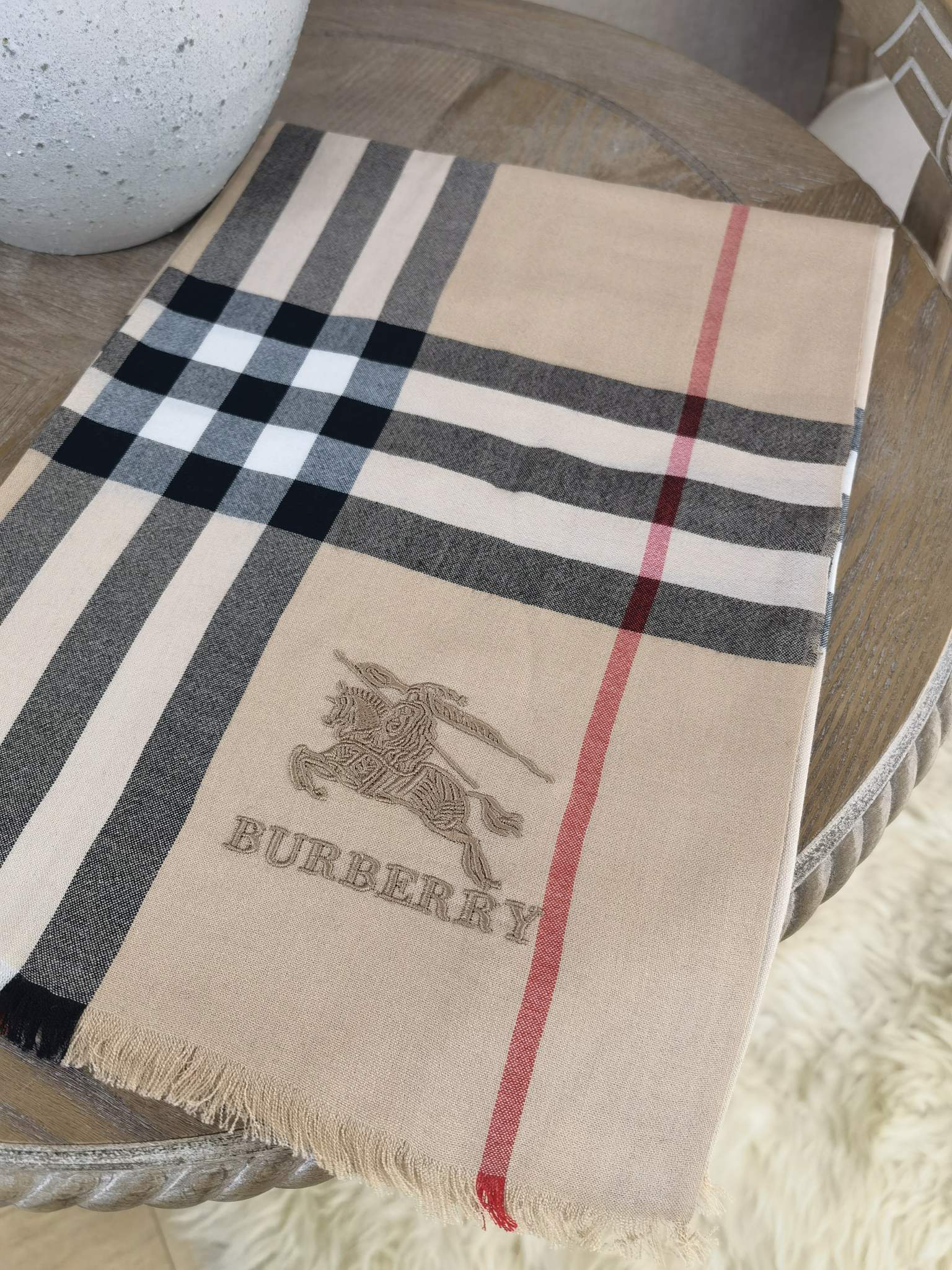 Burberry - нестареющая классика, бестселлер: тонкий длинный шарф - 70-220 см