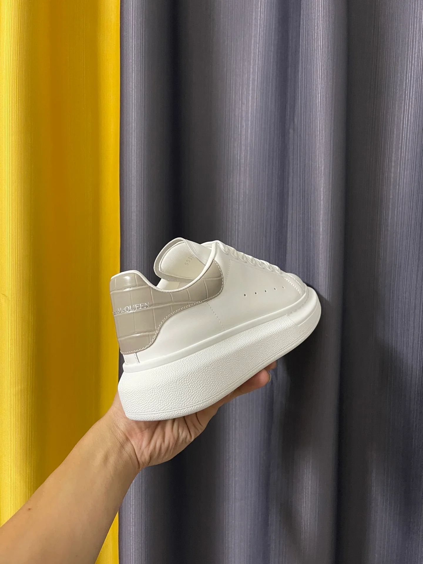 Классические белые кроссовки McQueen - унисекс - на каблуке с серым крокодиловым рисунком