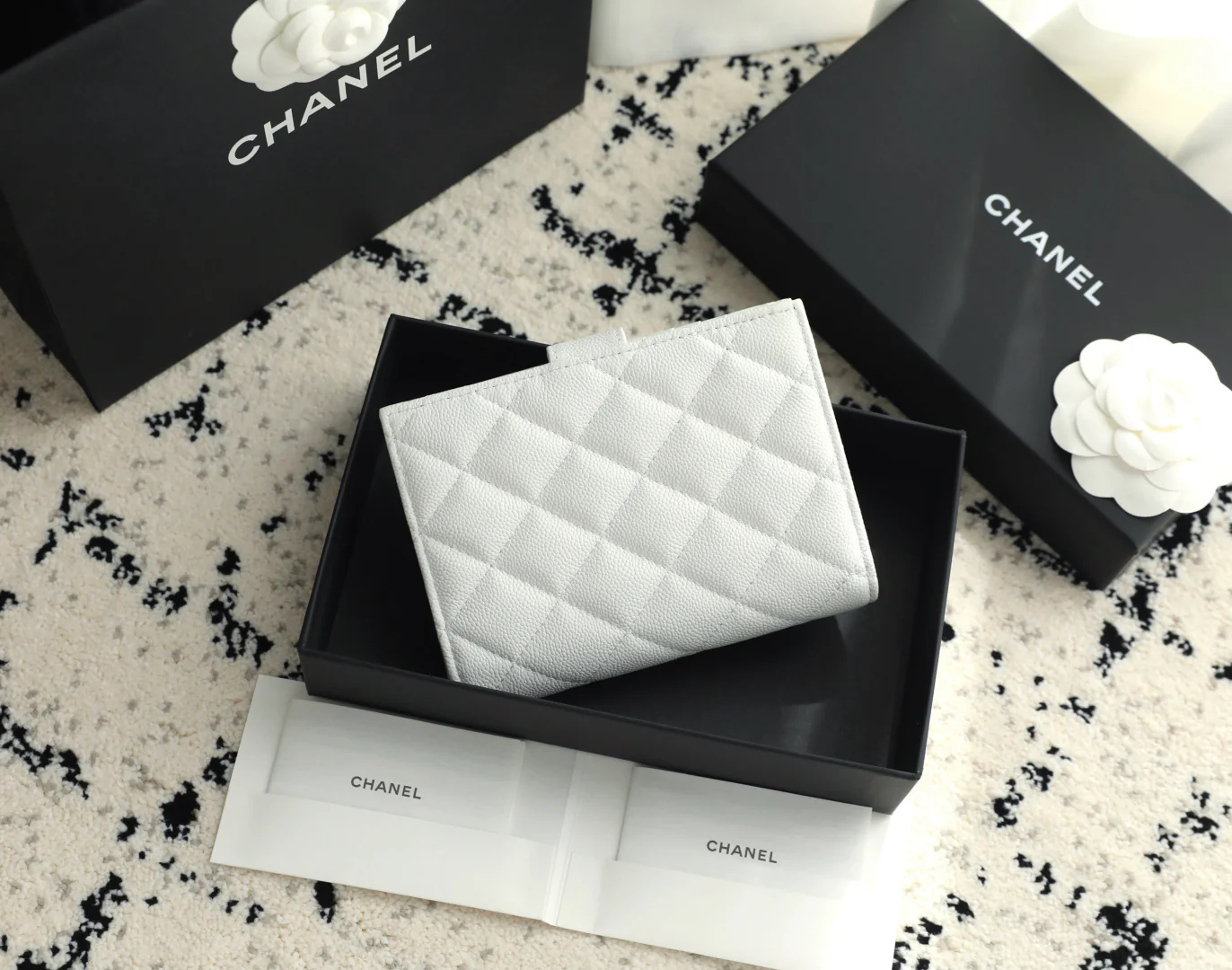 Chanel - телячья кожа 25 карат с пряжкой из белого и светлого золота.