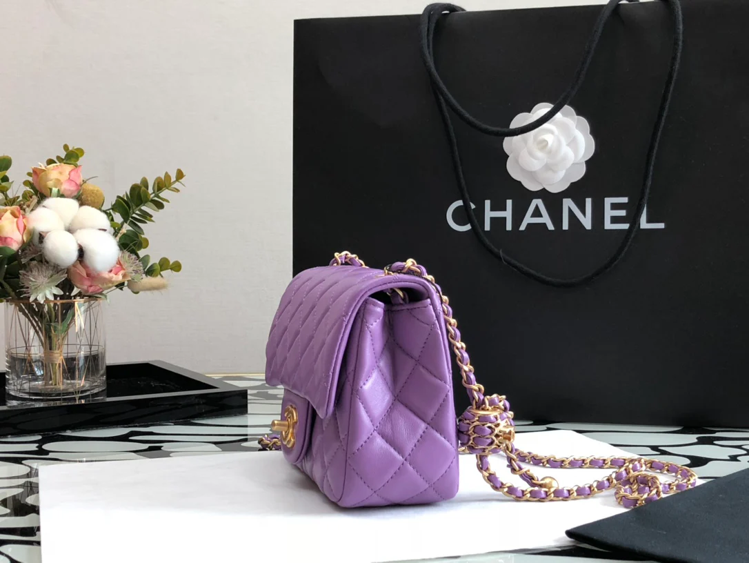 Сумка Chanel 2022 года, выпущенная к премии ?Золотой глобус?, квадратная, с откидным клапаном - 1 шт.