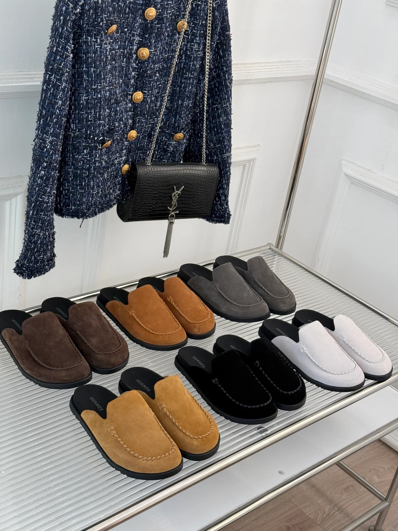 Классические кожаные тапочки Birkenstock от Hermes 2024 года - изображение из коллекции.