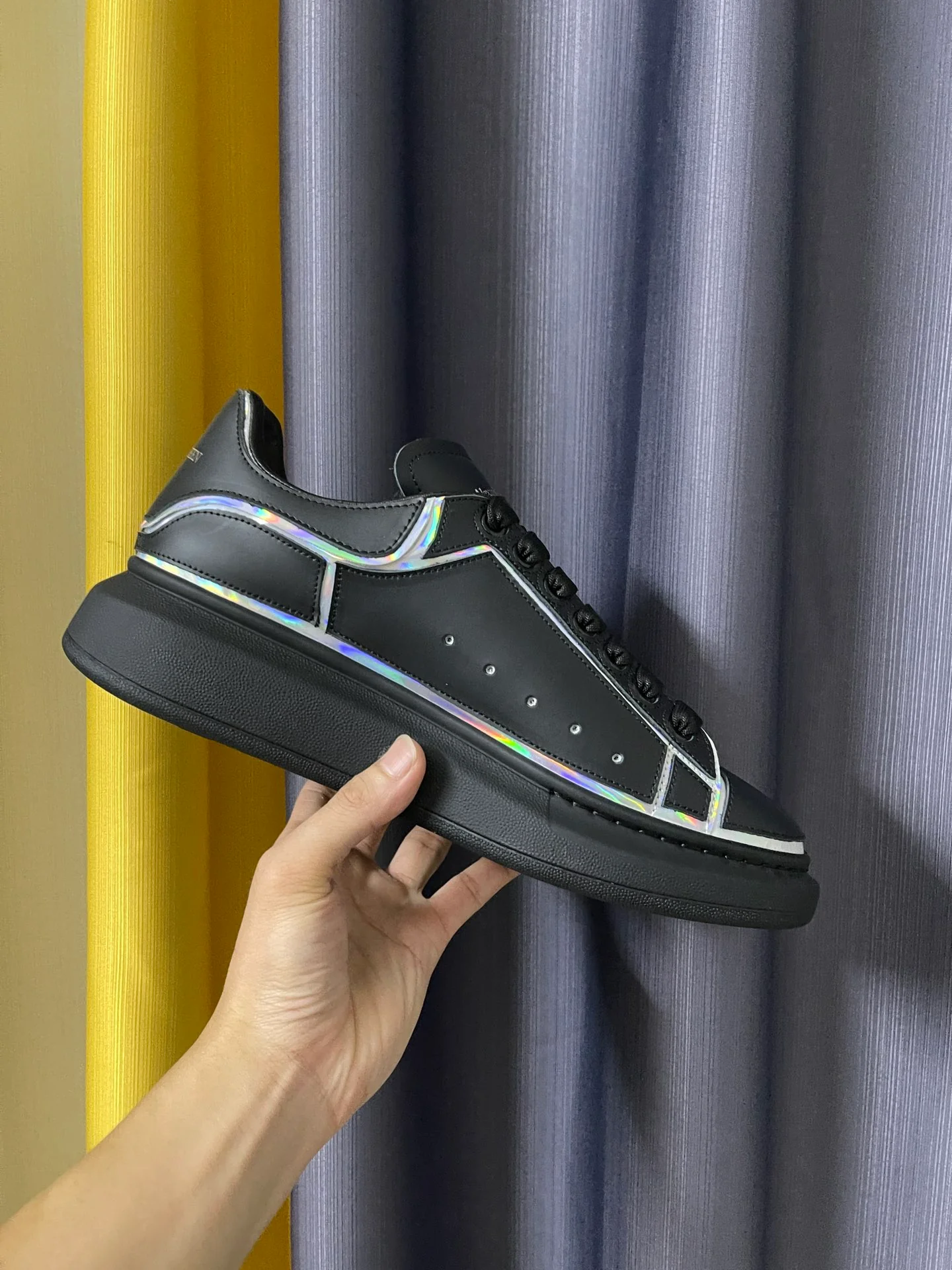 Классические белые кроссовки McQueen - унисекс - серебристо-черная кожа с лазерной перфорацией