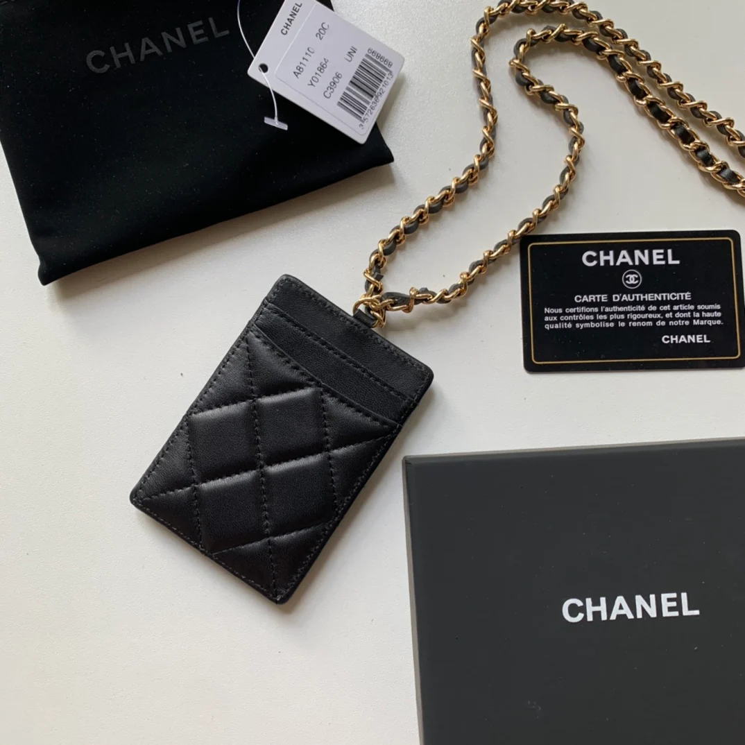 Держатель для удостоверений личности Chanel — из черной овечьей кожи с золотой пряжкой.