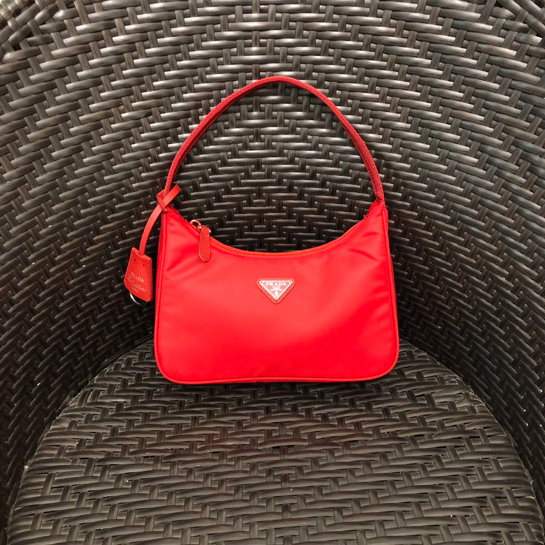 Нейлоновая сумка-хобо Prada, красная.