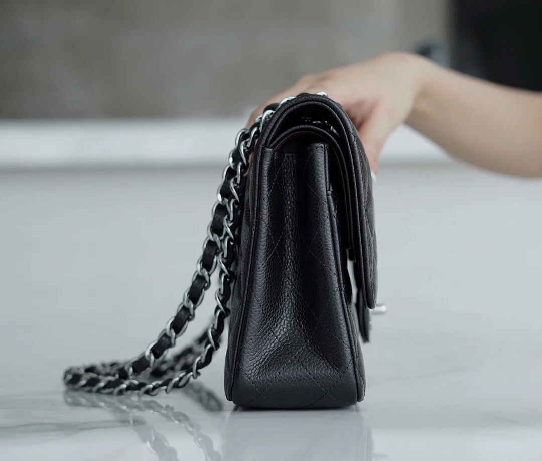 Chanel - Сумка с узором ?Личи? - Черная с серебряной пряжкой