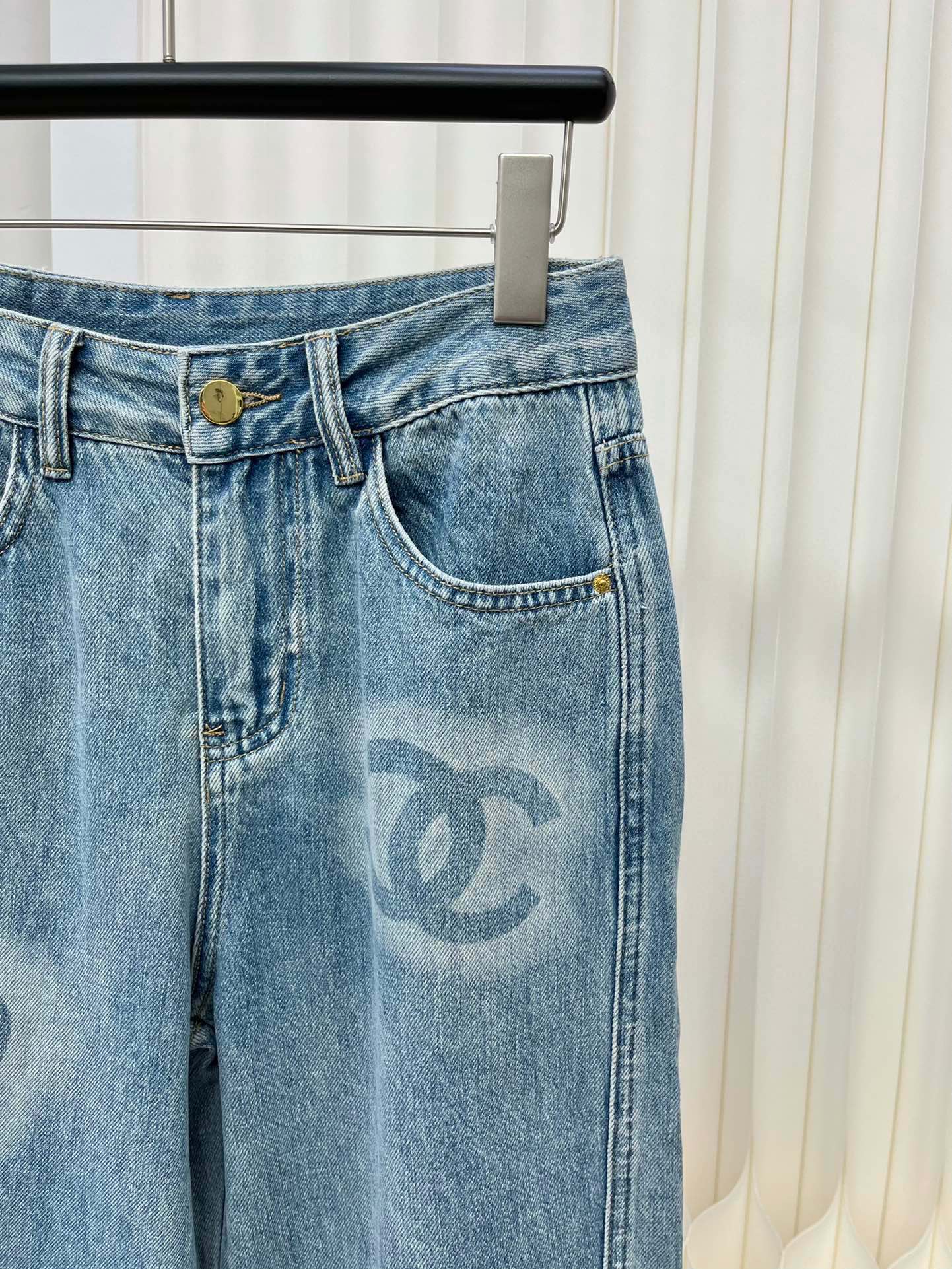 Классические джинсы Chanel 2403 с принтом - 1 шт.