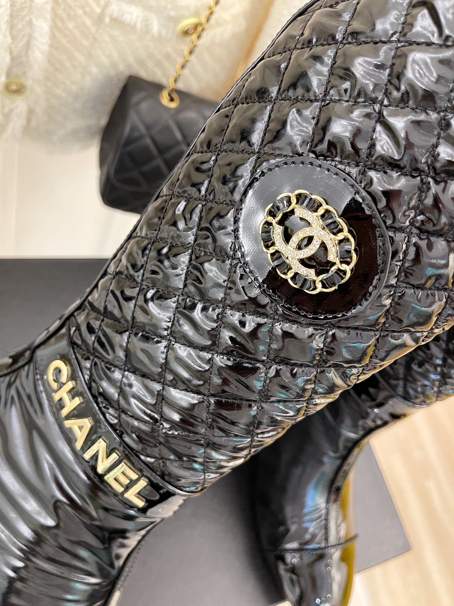 Новинка сезона осень/зима 2022 от Chanel — клетчатые высокие сапоги.