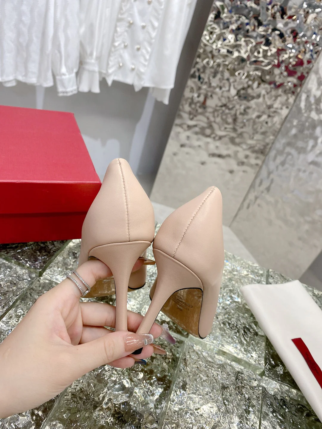 Новинка сезона ?Ранняя осень? от Valentino 2022 — туфли на высоком каблуке с пряжкой, украшенной стразами и заклепками.