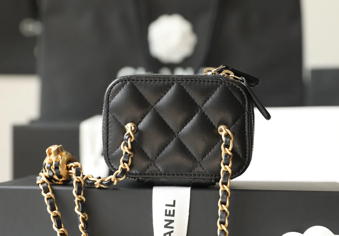 Chanel - Сумочка для помады 