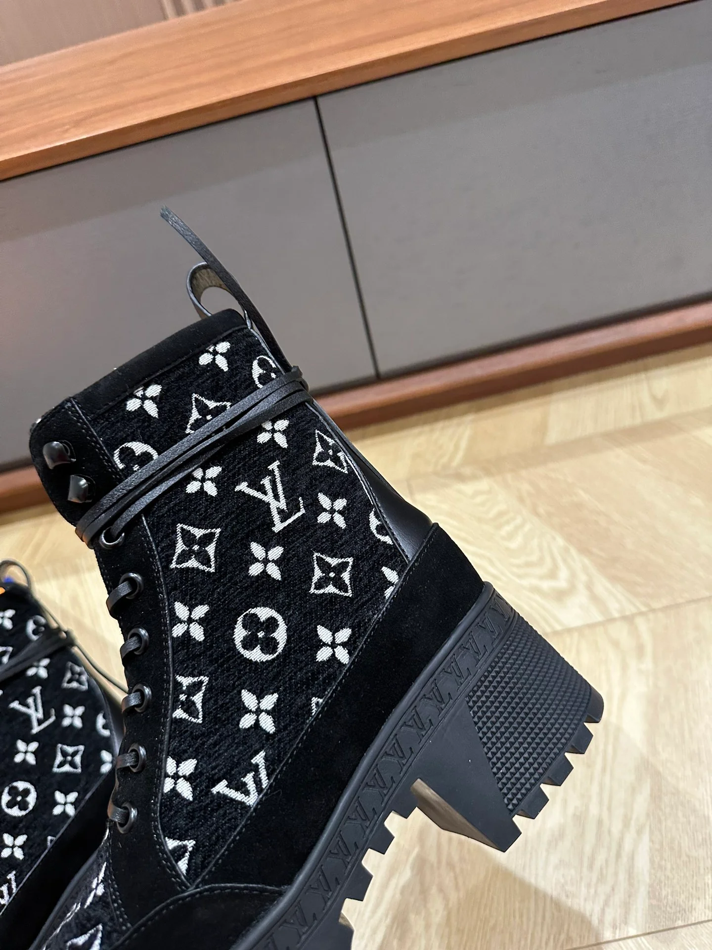 LV-2024 - Ботинки на высоком каблуке и платформе - Черные - 1