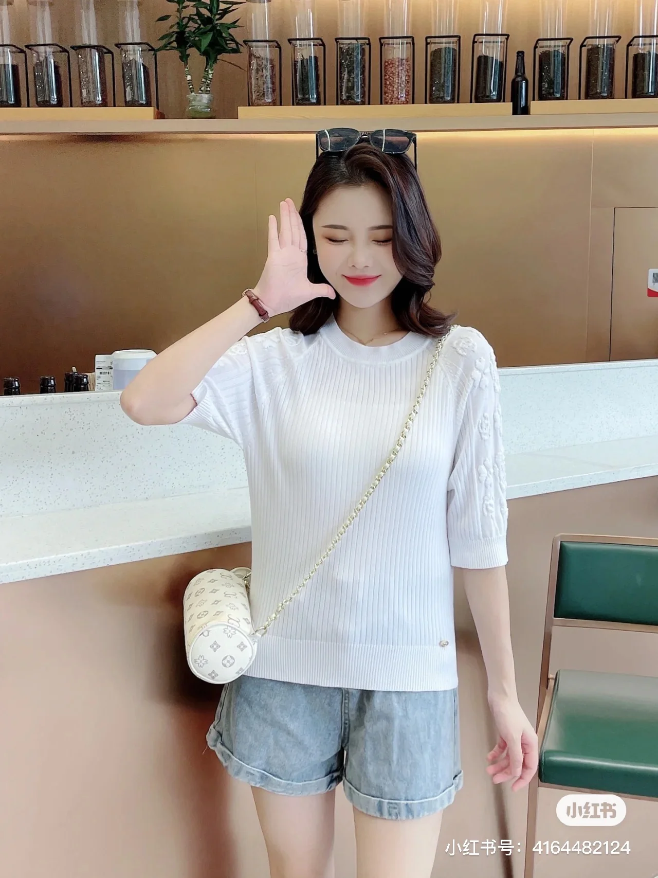 Вязаная футболка Chanel 2404 с коротким рукавом и изображением четырехлистного клевера и камелии - белая.