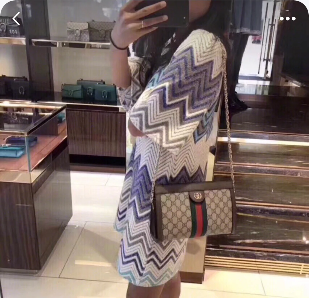 Классическая сумка Gucci на цепочке — как она выглядит на руке.