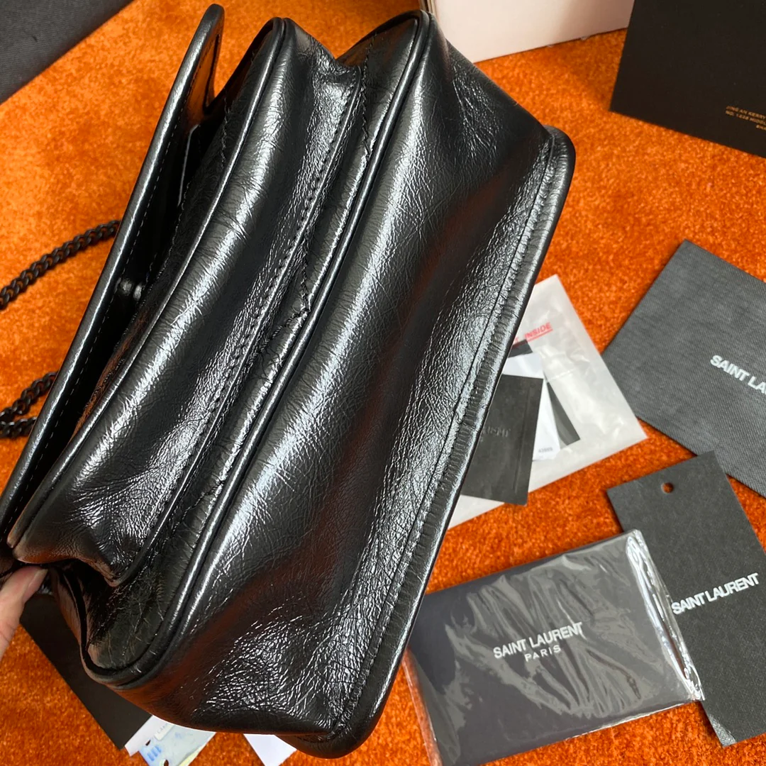 YSL - Маленькая модель Niki - Кожа из коровьей шкуры, обработанная маслом, с черной пряжкой - с D-образным кольцом