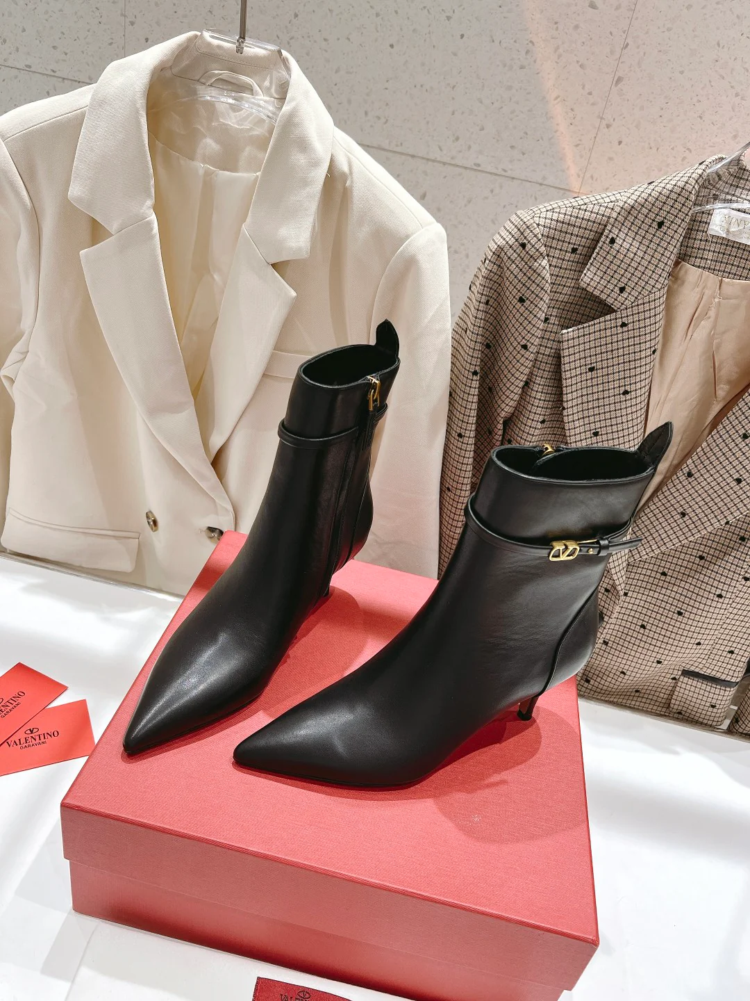 Ботильоны Valentino на шпильке с острым носком - черные