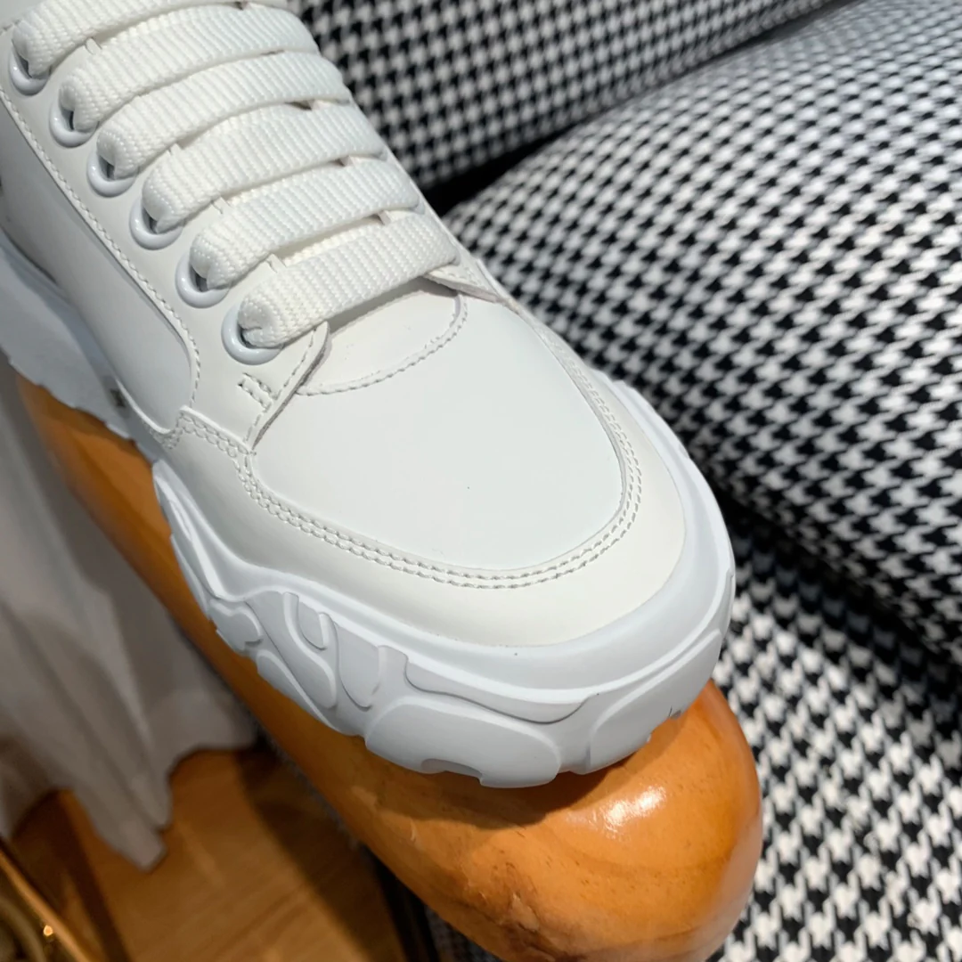 McQueen - Новые кроссовки - Black Tail