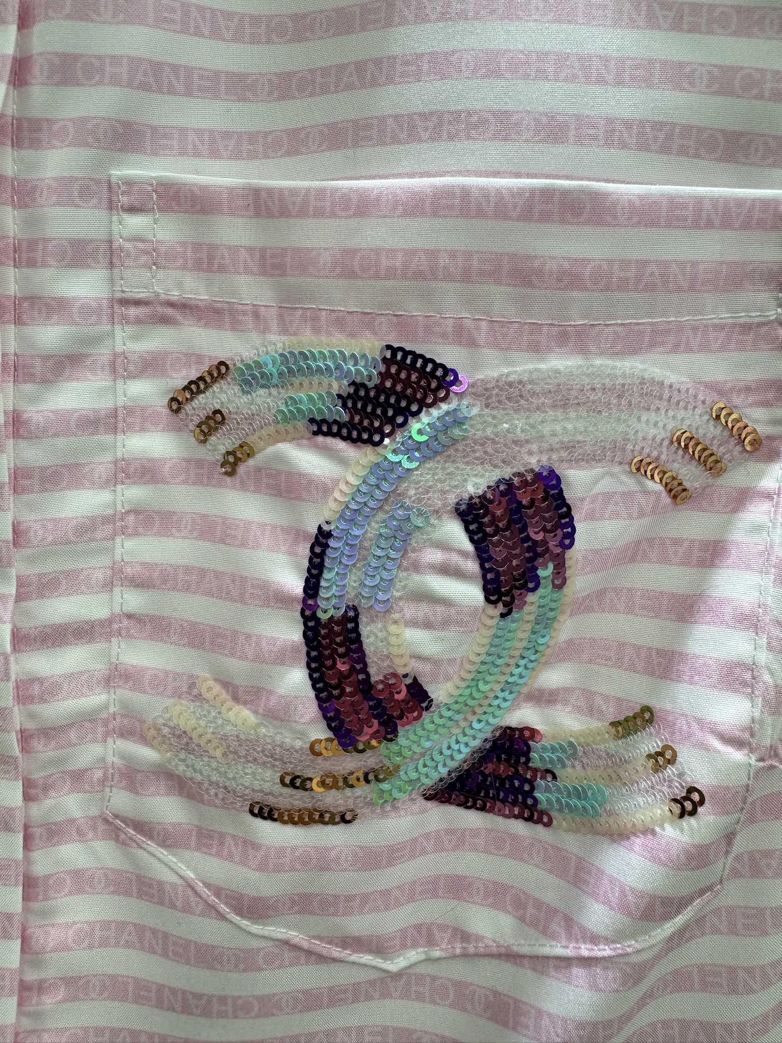 Платье Chanel 2403 с воротником, украшенным множеством пайеток, и короткими рукавами - розовое.