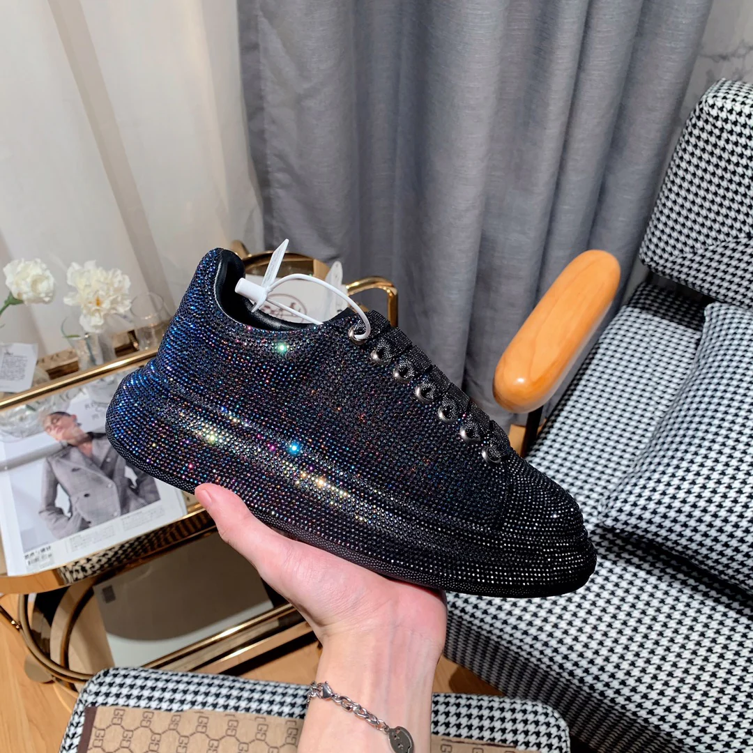 Классические белые кроссовки McQueen - черные с отделкой из страз.