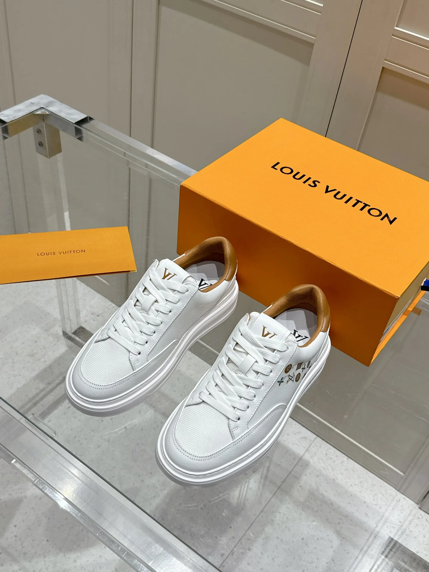 Скейтбордные кроссовки LV-2024 из ткани и кожи - белые