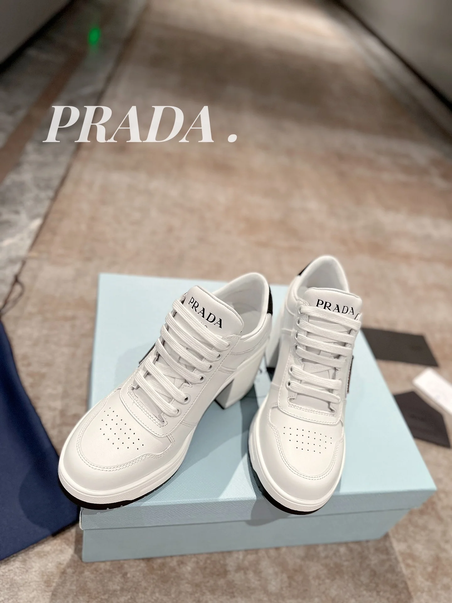 Новинка весны 2022 года от Prada - Спортивные туфли на массивном каблуке - Белые