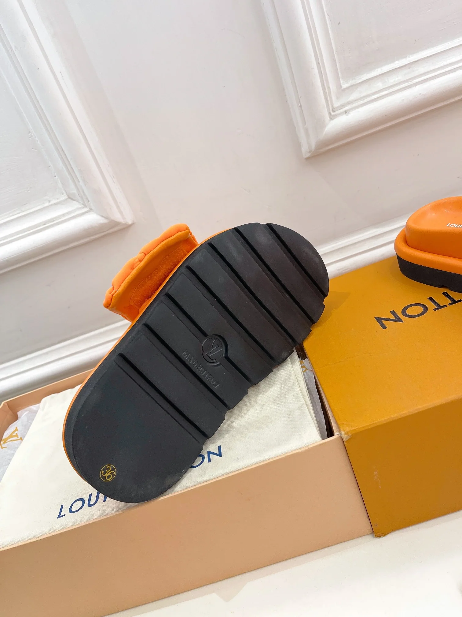 Новинка сезона весна/лето 2023 от LV - Тисненые тапочки - Оранжевые