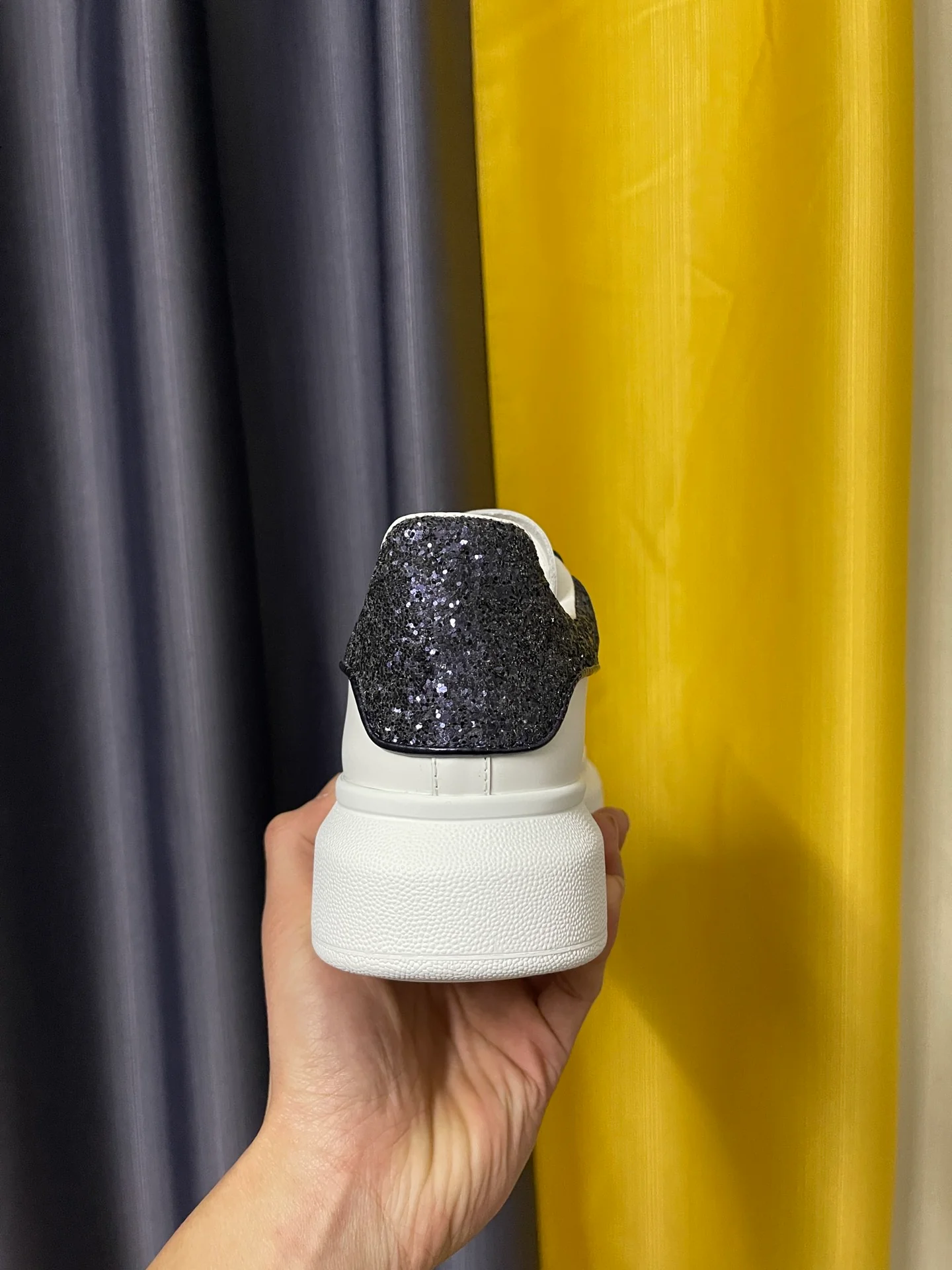 McQueen - Классические белые кроссовки - Черный каблук