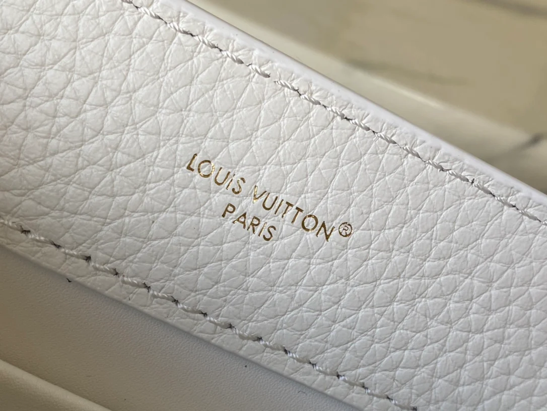 Кожаная сумка LV Capucines - белая.