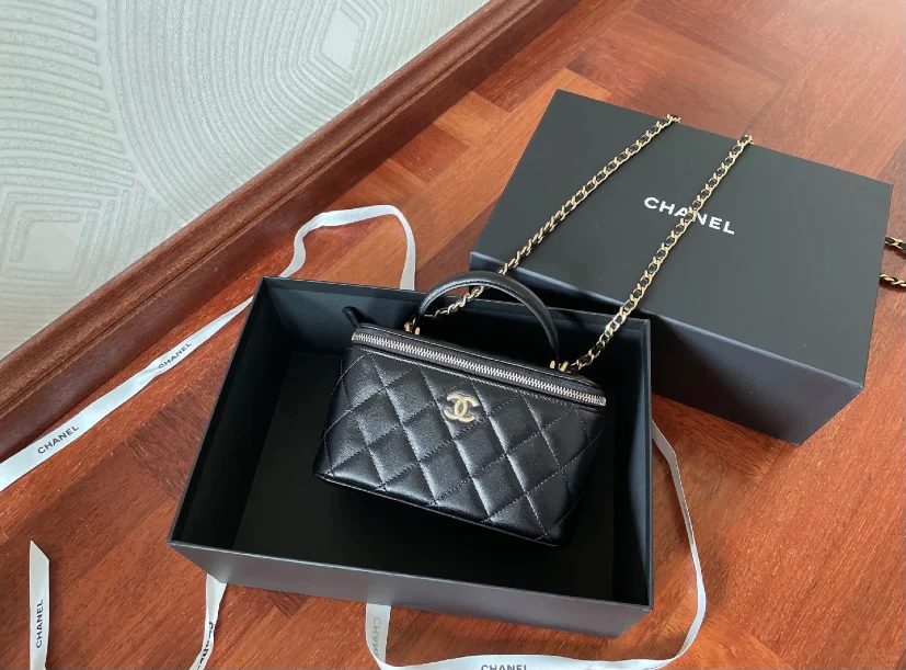 Сумка-коробочка Chanel с кожаной ручкой, длинная, черная.