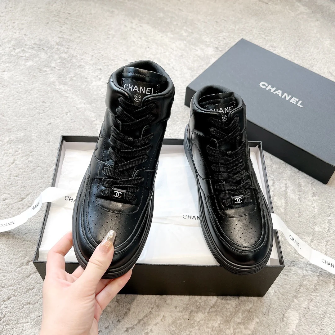 Новинка сезона весна/лето 2023 от Chanel - Высокие кроссовки - Черные