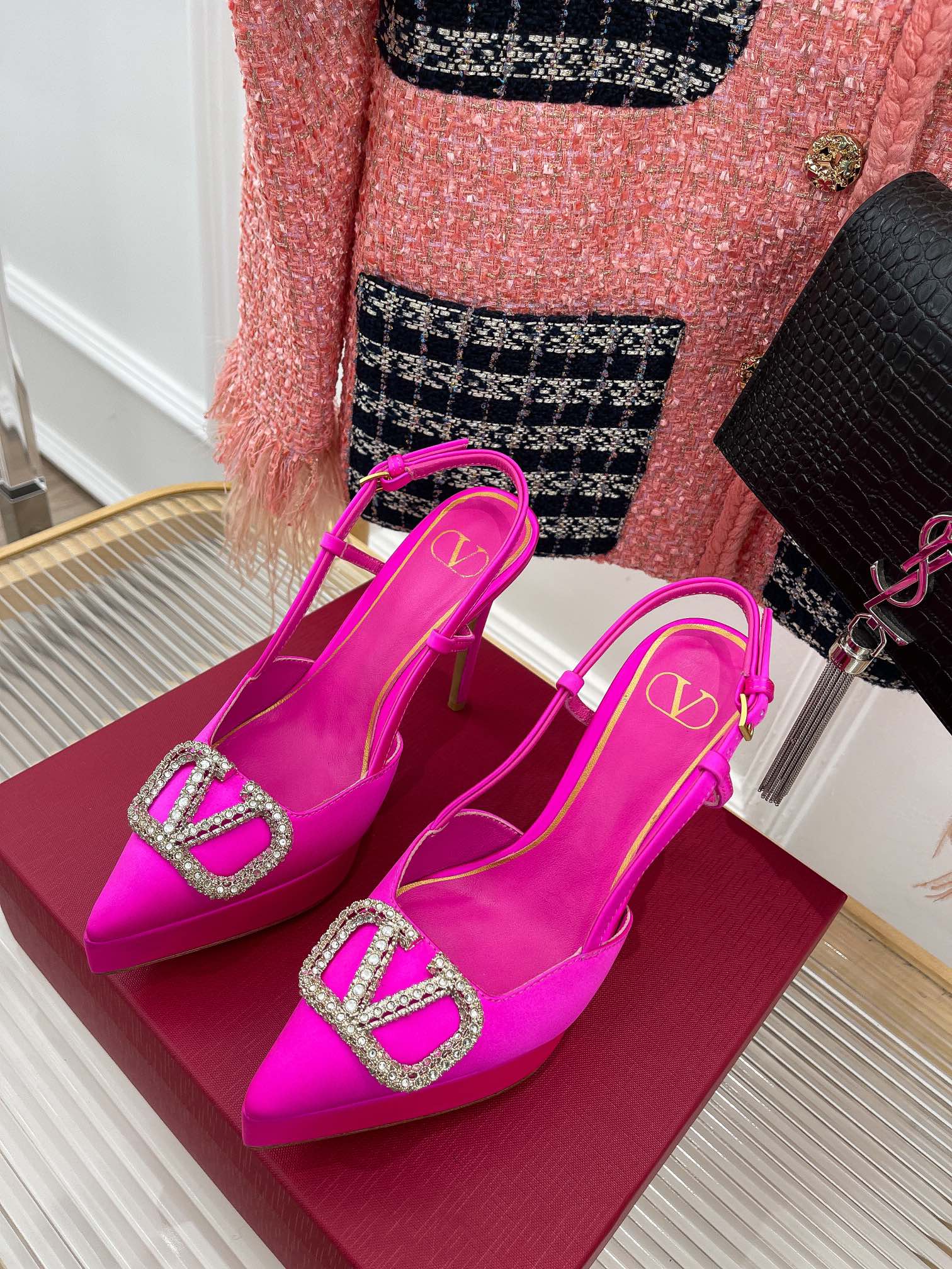 Новинка сезона весна/лето 2023 от Valentino - Босоножки на высоком каблуке с V-образным вырезом - 11 см - Серебристо-розовые