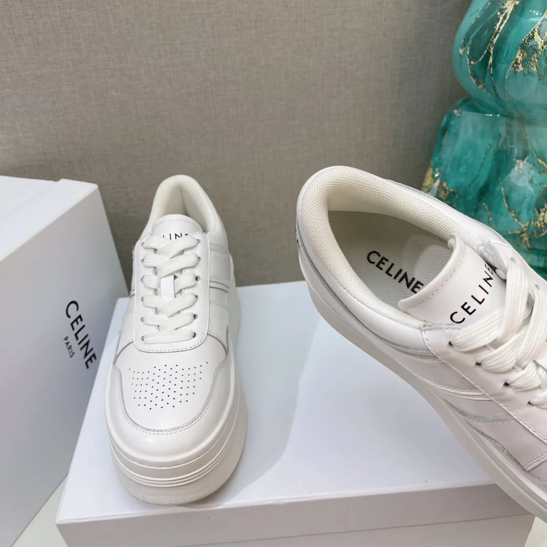 Образ Celine на показе Недели моды весна/лето 2022 — массивные белые кроссовки в стиле знаменитостей.