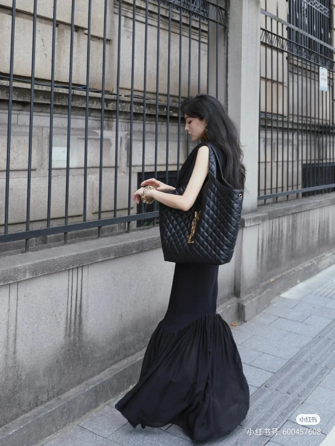 Сумка-тоут YSL Icarre — из овечьей кожи — черная с золотой фурнитурой — стиль Роуз (выбор Пак Чэ Ён) — фотографии в одежде